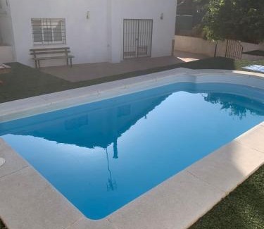 Nivar Haus | Casa abuhardillada con piscina y chimenea