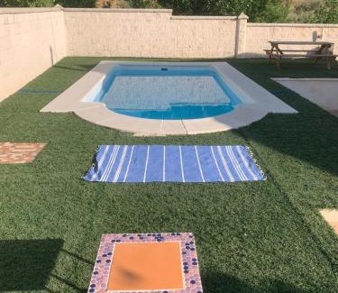 Nivar Haus | Casa abuhardillada con piscina y chimenea