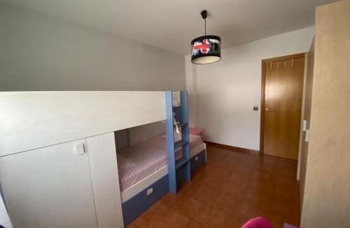 Nivar Haus | Casa abuhardillada con piscina y chimenea