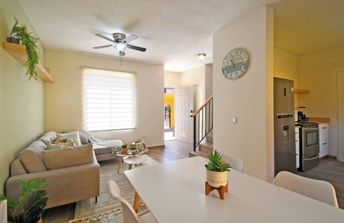 La Paz Haus | Casa Amarilla Renovada, Patios Amplios y Más