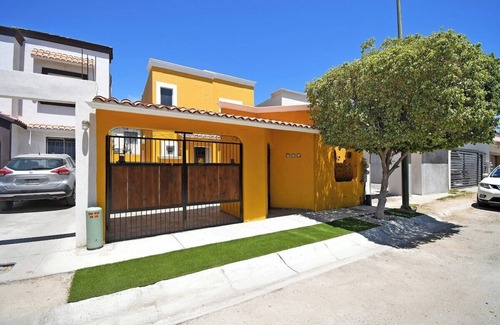La Paz Haus | Casa Amarilla Renovada, Patios Amplios y Más