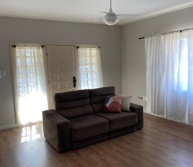 Primeiro de Maio Haus | Casa ampla com área externa e estacionamento