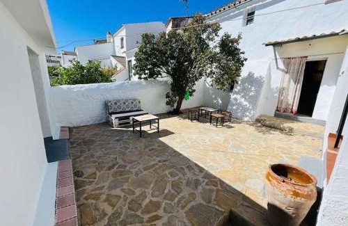 Canete la Real Haus | Casa Béjar, Tranquila casa con chimenea, patios, junto a la piscina
