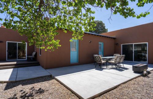 South Capitol Haus | Casa Buena, 3 BRs, WiFi, Fireplace, Near Santa Fe Plaza, Sleeps 6