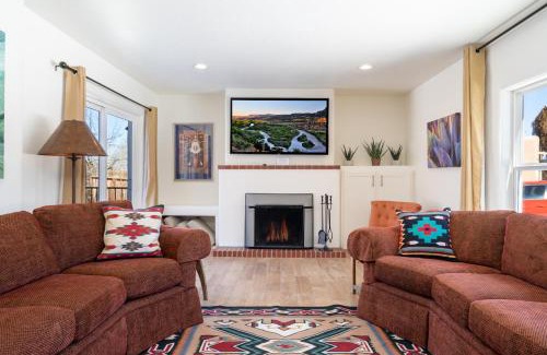South Capitol Haus | Casa Buena, 3 BRs, WiFi, Fireplace, Near Santa Fe Plaza, Sleeps 6