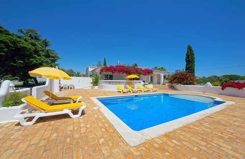 Carvoeiro Villa | Casa Buganvila mit panoramischem Meerblick in Wohngegend
