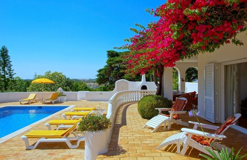 Carvoeiro Villa | Casa Buganvila mit panoramischem Meerblick in Wohngegend