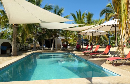 El Sargento Villa | Casa Carolina ist eine schöne Beach House Umgeben von Palmen und Blumen.