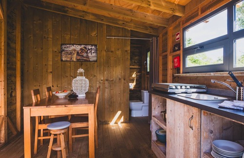 Caldas da Rainha Wohnmobilvermietung | Casa Cha – Luxury Safari Tent with Oriental Flair at Quinta Japonesa