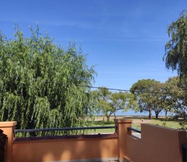 Chascomus Haus | Casa Chalet "La Roja" -vista a la laguna!-