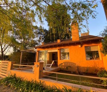 Chascomus Haus | Casa Chalet "La Roja" -vista a la laguna!-