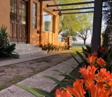 Chascomus Haus | Casa Chalet "La Roja" -vista a la laguna!-