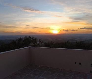 Nova Nazare Haus | Casa com 3 suítes, terraço com churrasqueira e vista para o vale