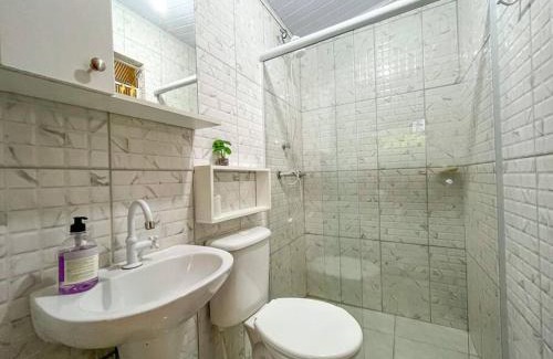 Ariro Haus | Casa com churrasqueira e piscina, perto de riacho