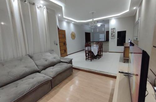Jardim Gurilandia Haus | Casa com garagem, ar condicionado, sala tv e jantar, cozinha completa e lavanderia