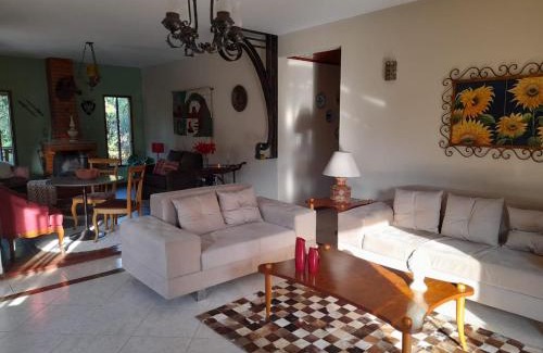 Caneca Fina Haus | Casa com piscina, espaço gourmet e salão de jogos.