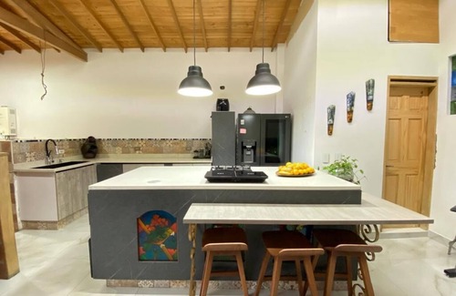 Villa Nueva Haus | Casa con Jacuzzi Cerca a Estación Metro Hospital