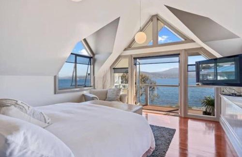 Tranmere Haus | Casa Con Vista Luxury Waterfront Home, Sleeps 10