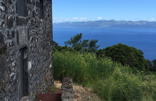 Pico Haus | Casa da TerraltaView Pico Island Herrlicher Blick über den São Jorge Azoren Kanal