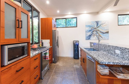 Valle Pura Vida Haus | Casa de Agua - 3-bedroom house in charming Manuel Antonio with WiFi, AC