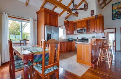 Surfside Haus | Casa de la Paz