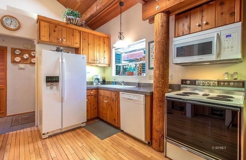 Pine Cove Haus | CASA de los ARBOLES! Delight & Solitude Abound in the "House of the Trees"