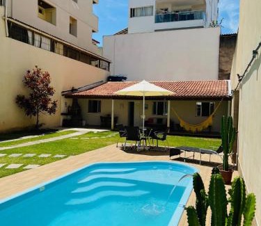 Praia do Morro Wohnung | Casa de Praia com Piscina e Churrasqueira a 280m da Praia do Morro - 3 quartos com Ar Condicionado, sendo 2 suítes- Quintal amplo, ideal para famílias