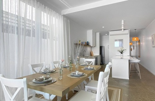 Nelly Bay Haus | Casa del Sol – A spacious tropical retreat with stunning water and mountain views