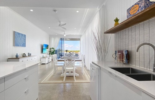 Nelly Bay Haus | Casa del Sol – A spacious tropical retreat with stunning water and mountain views