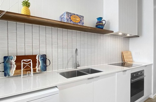 Nelly Bay Haus | Casa del Sol – A spacious tropical retreat with stunning water and mountain views