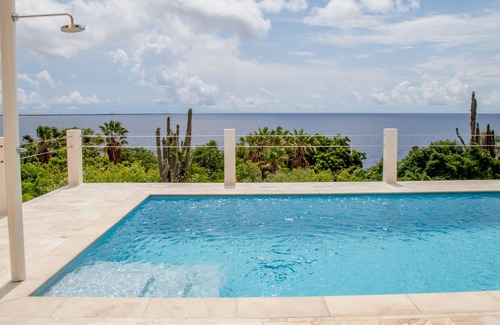 Sabadeco Villa | Neu renovierte Ocean Front Villa! Friedlich und privat!