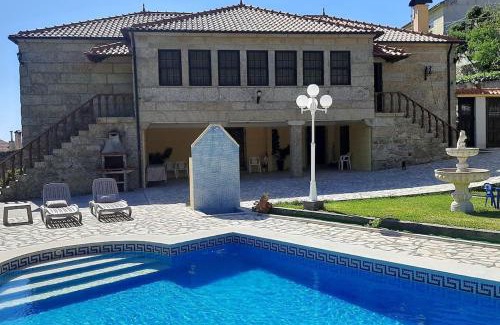 Bico Haus | Casa dos Leões- Aldeia dos 4 abades
