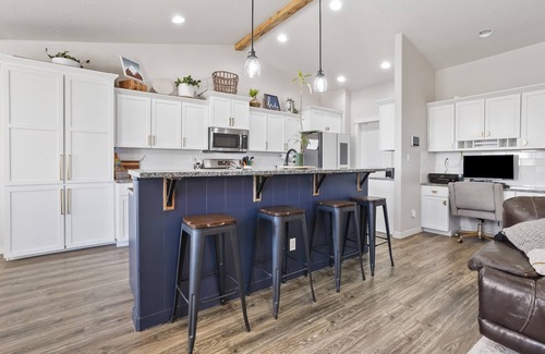 Caldwell Haus | Casa Enclave | Large Home + GUEST HOUSE | GYM | HOTUB | BBQ