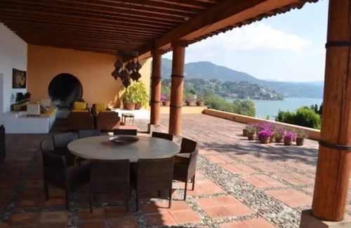 El Santuario Haus | Casa Estilo Mexicano en Valle De Bravo. Vista al Lago