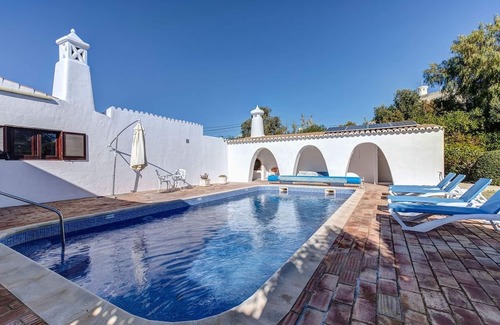 Vale de Covo Villa | Geräumige Villa mit 4 Schlafzimmern in Gehweite von Carvoeiro mit beheiztem Pool