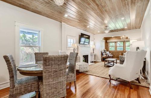 Flamingo Parks Haus | Casa las Flores - Stroll to Arts District from Cozy West Palm Cottage