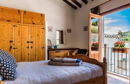 Pinos del Valle Haus | Casa Mundo - 16th century traditional white village house with pool