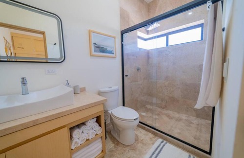 Colina del Sol Haus | Casa nueva a 3 min del Malecón!