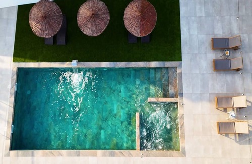 Montefrio Villa | Casa Rural con Piscina y Jacuzzi con Capacidad Máxima Para 16 Personas