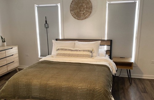 Aurora Haus | Casa Verde: Near Downtown Aurora/Casino