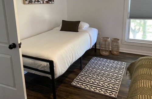 Aurora Haus | Casa Verde: Near Downtown Aurora/Casino