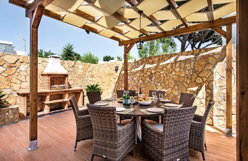Vilamoura Villa | Casa Verde, Sleeps 12 heated pool Hot tub Pool table. Gardens Child friendly