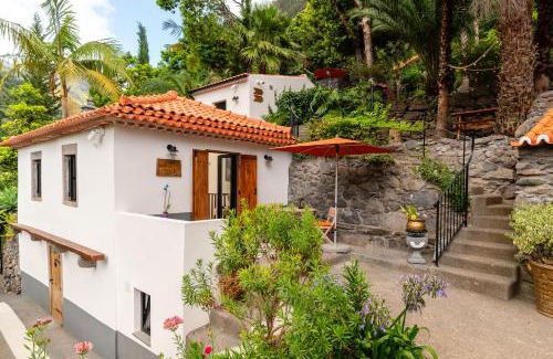 Tabua Wohnung | Casas da Terça - modern comfort in traditional houses set within 300sqm of private gardens to explore