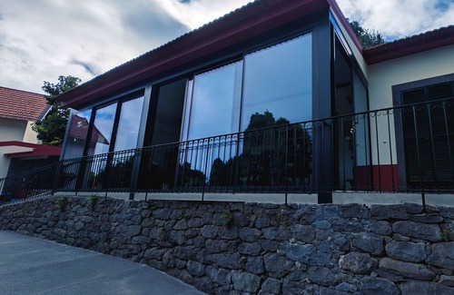 Camacha Haus | Casas de Pedra - Genießen Sie eine ländliche Atmosphäre mit allen Einrichtungen eines Hotels.