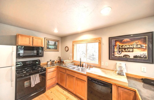 Cascade Haus | Cascade Log Cabin - Idaho Mountain Getaway - Sleeps 10