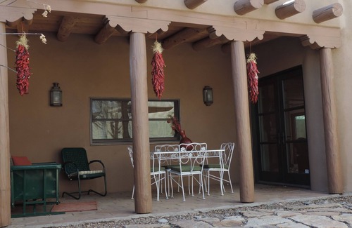 Downtown Santa Fe Hütte | Casita De Soledad - Zwei geräumige private Innenhöfe und Portal.