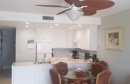 East End Eigentumswohnung | Castaways Cove Unit 122 Beach Front direct access