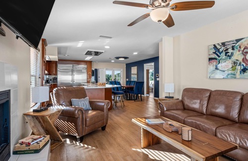 Painters Hill Haus | Castle, 2 mstrs, Pvt Pickleball, htd Pool/SPA, mini-golf, fish, dock, ping pong