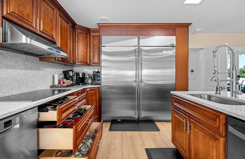 Painters Hill Haus | Castle, 2 mstrs, Pvt Pickleball, htd Pool/SPA, mini-golf, fish, dock, ping pong