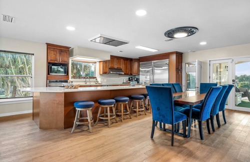 Painters Hill Haus | Castle, 2 mstrs, Pvt Pickleball, htd Pool/SPA, mini-golf, fish, dock, ping pong